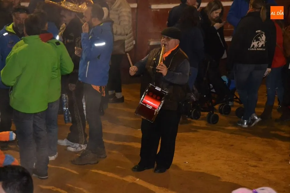 Foto 8 - Apote&oacute;sico colof&oacute;n del Carnaval con un multitudinario Pasacalles de Cenizos  