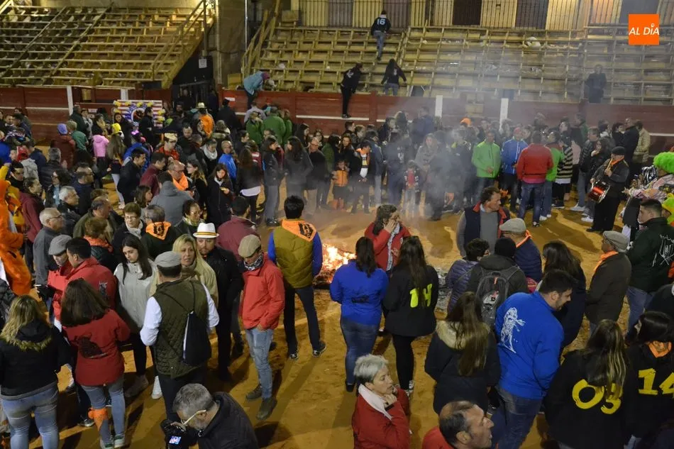 Foto 10 - Apote&oacute;sico colof&oacute;n del Carnaval con un multitudinario Pasacalles de Cenizos  
