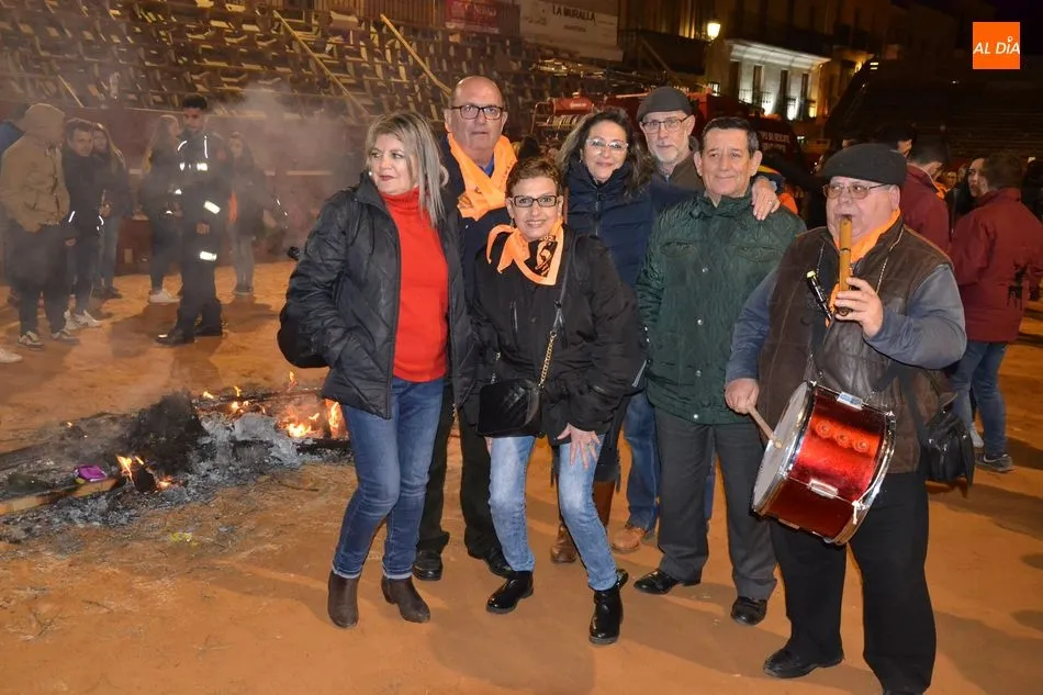 Foto 6 - Apote&oacute;sico colof&oacute;n del Carnaval con un multitudinario Pasacalles de Cenizos  