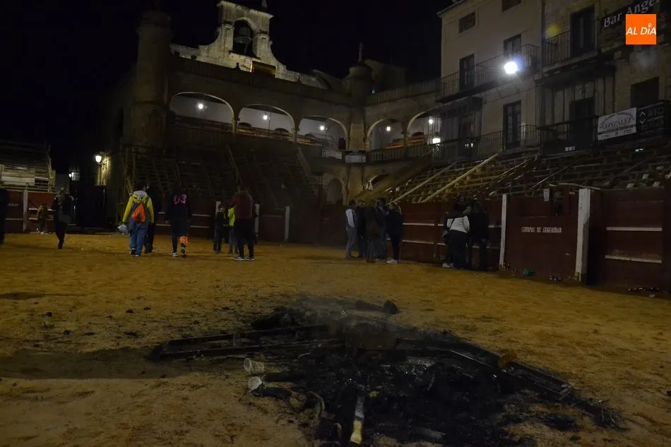 Foto 2 - Apote&oacute;sico colof&oacute;n del Carnaval con un multitudinario Pasacalles de Cenizos  