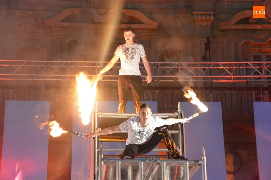 El impontente show belga ‘On fire’ del Cirq’ulation Locale echó el cierre al FACYL 2019 en la Plaza Mayor
