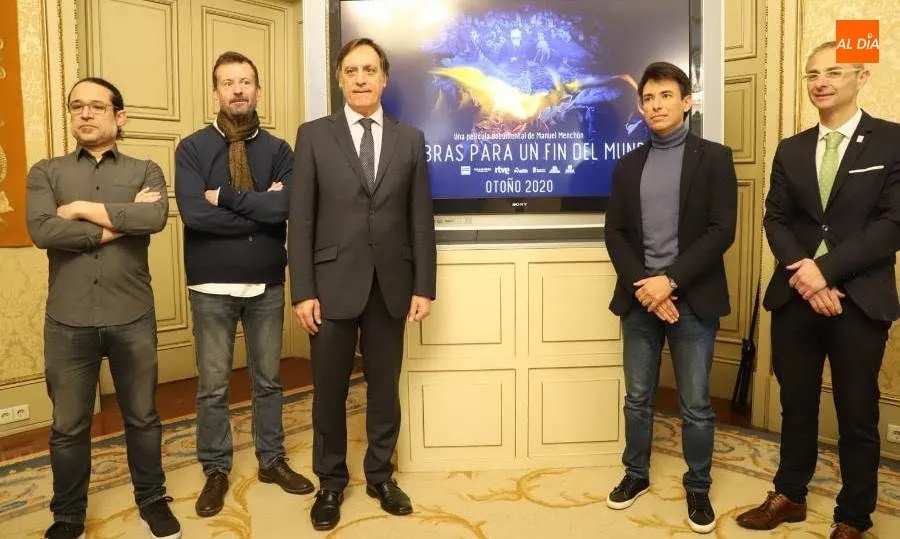 Carlos García Carbayo, alcalde de Salamanca; Ricardo Rivero, rector; Andrés Luque, productor ejecutivo Coproducción de Documentales de RTVE; Mario Madueño, productor (Pantalla Partida); y Manuel Menchón, director del documental. Foto de Lydia González