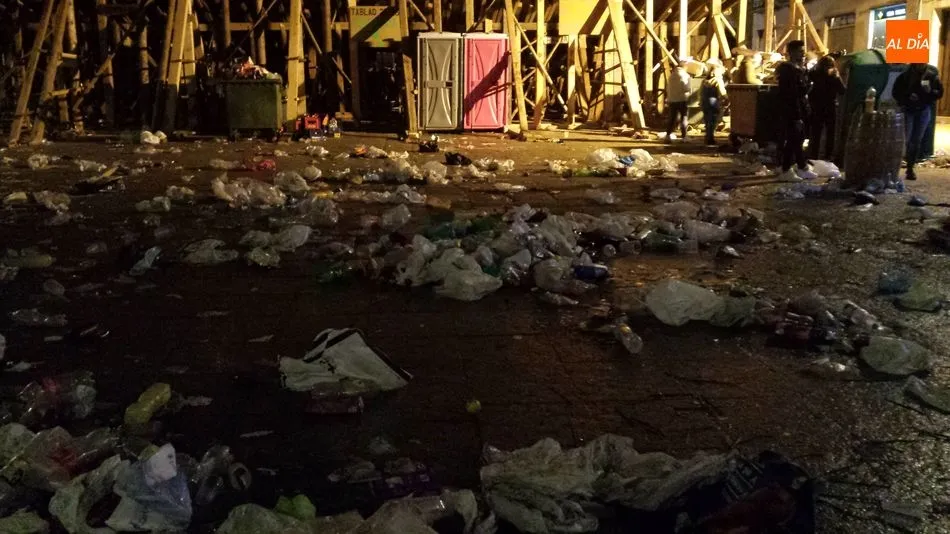 Vista de la parte sur de la Plaza Mayor en la noche del Sábado totalmente llena de basura