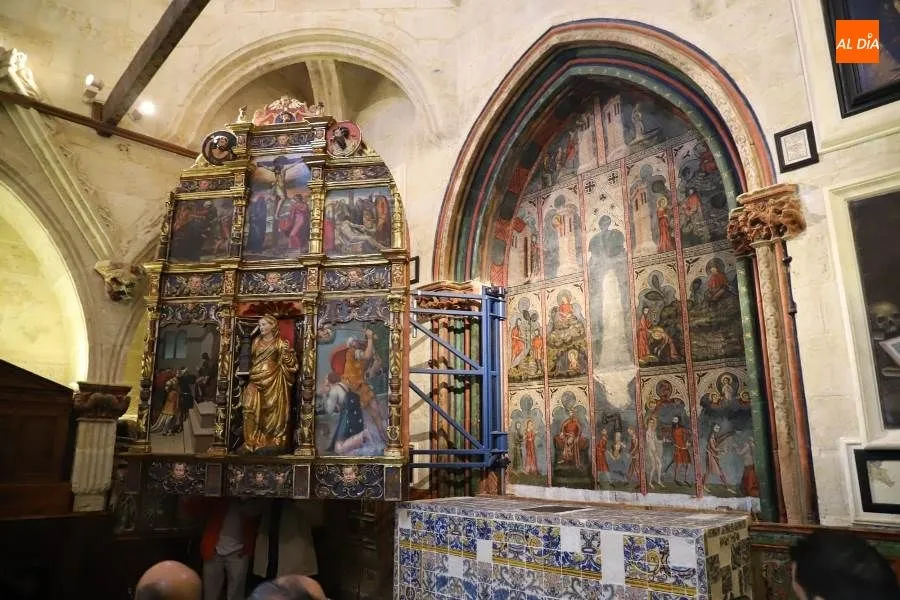 Pinturas recuperadas tras el retablo de la capilla de Santa Bárbara en la Catedral Vieja. Foto de Lydia González