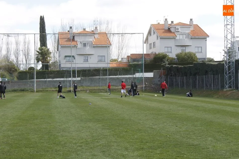 Foto 10 - El Salamanca UDS se pone serio para buscar los tres puntos en el derbi con el Guijuelo