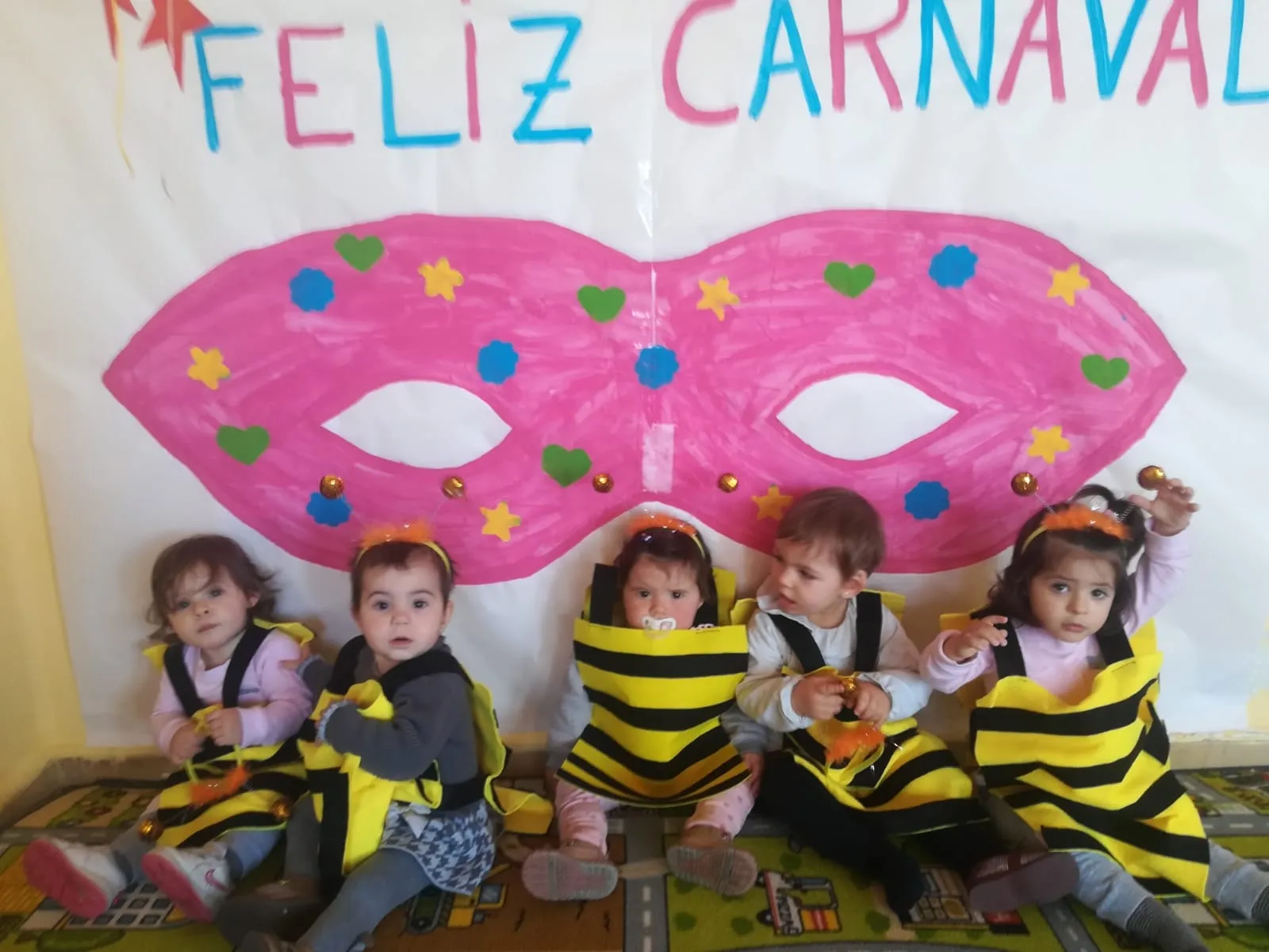 Foto 5 - Peque&ntilde;os y mayores disfrutan del carnaval en Valdelosa