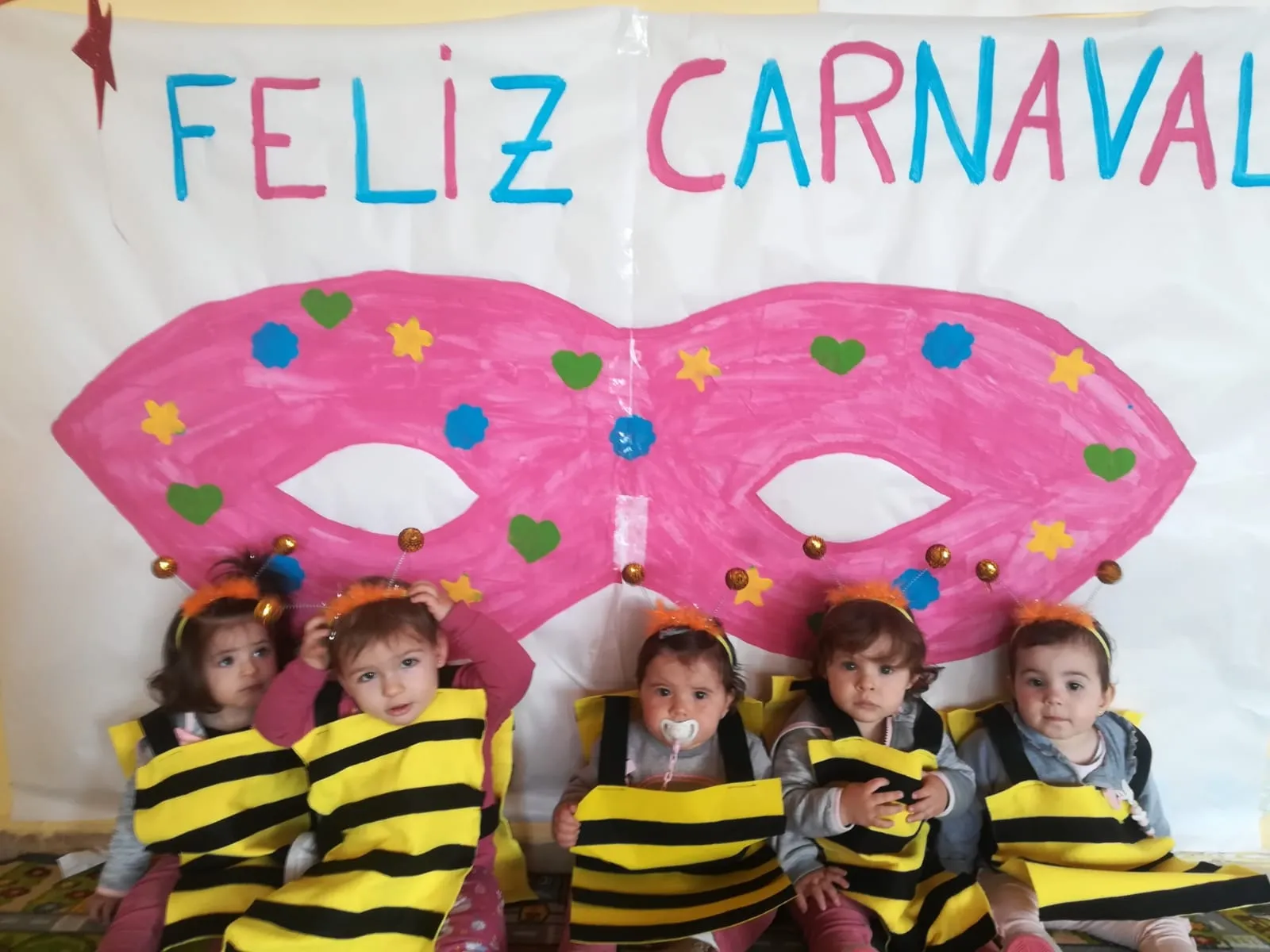 Foto 3 - Peque&ntilde;os y mayores disfrutan del carnaval en Valdelosa