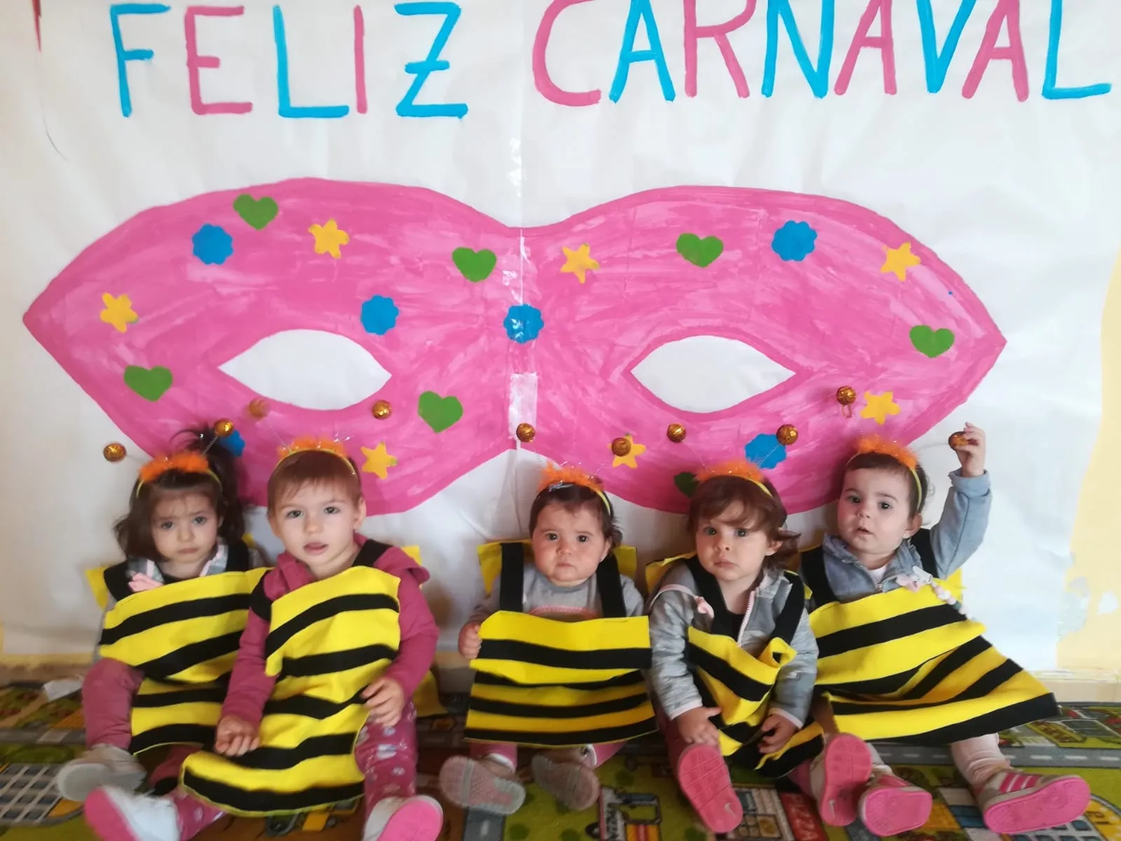 Foto 2 - Peque&ntilde;os y mayores disfrutan del carnaval en Valdelosa