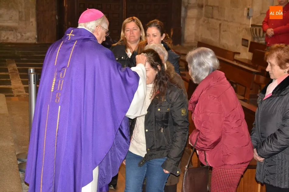 Foto 9 - Jes&uacute;s Garc&iacute;a Burillo impone la ceniza en la Catedral a los fieles mirobrigenses  