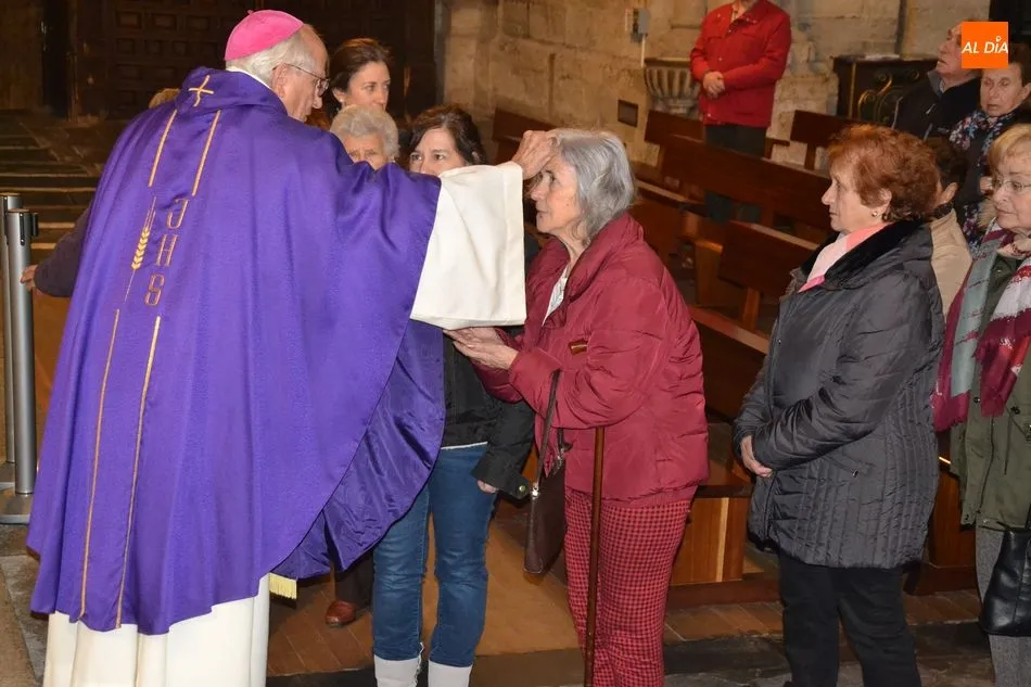 Foto 10 - Jes&uacute;s Garc&iacute;a Burillo impone la ceniza en la Catedral a los fieles mirobrigenses  
