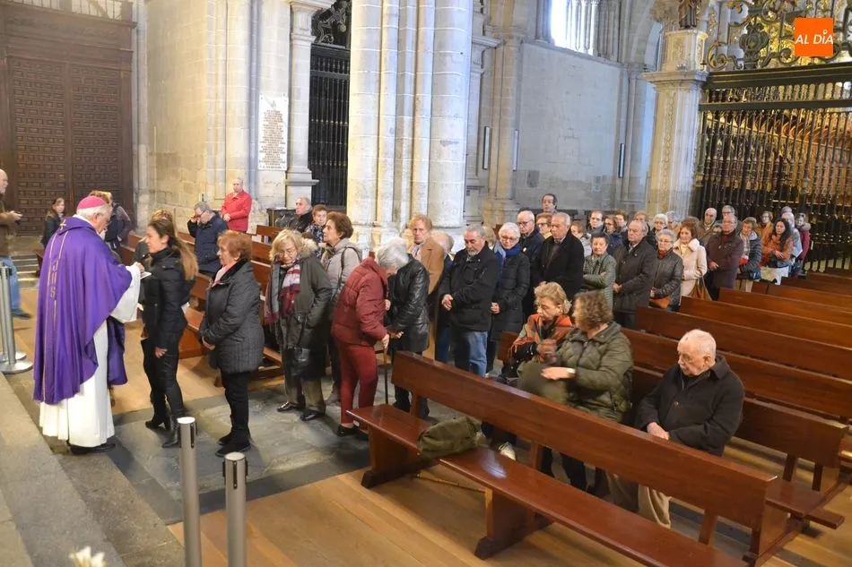 Foto 8 - Jes&uacute;s Garc&iacute;a Burillo impone la ceniza en la Catedral a los fieles mirobrigenses  