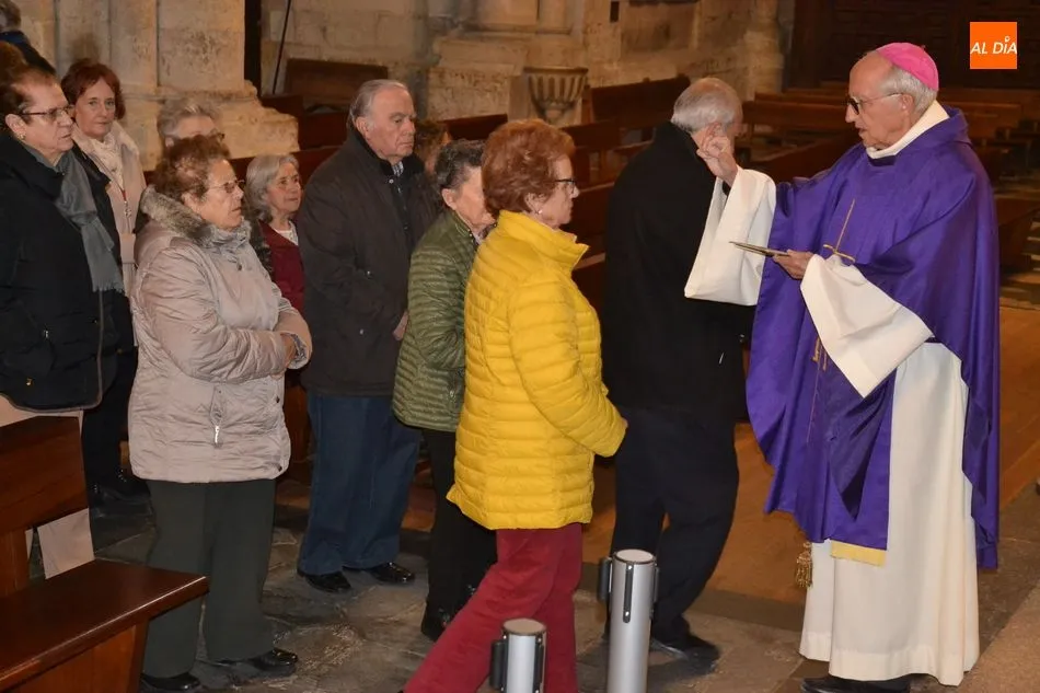 Foto 6 - Jes&uacute;s Garc&iacute;a Burillo impone la ceniza en la Catedral a los fieles mirobrigenses  