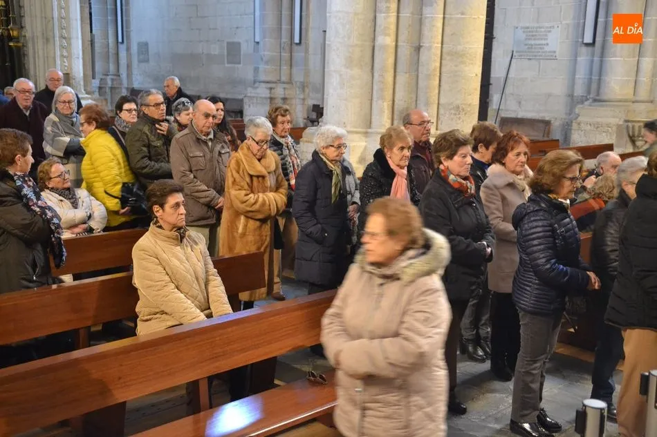 Foto 3 - Jes&uacute;s Garc&iacute;a Burillo impone la ceniza en la Catedral a los fieles mirobrigenses  