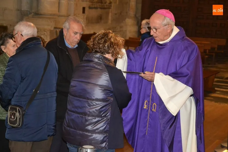 Foto 7 - Jes&uacute;s Garc&iacute;a Burillo impone la ceniza en la Catedral a los fieles mirobrigenses  