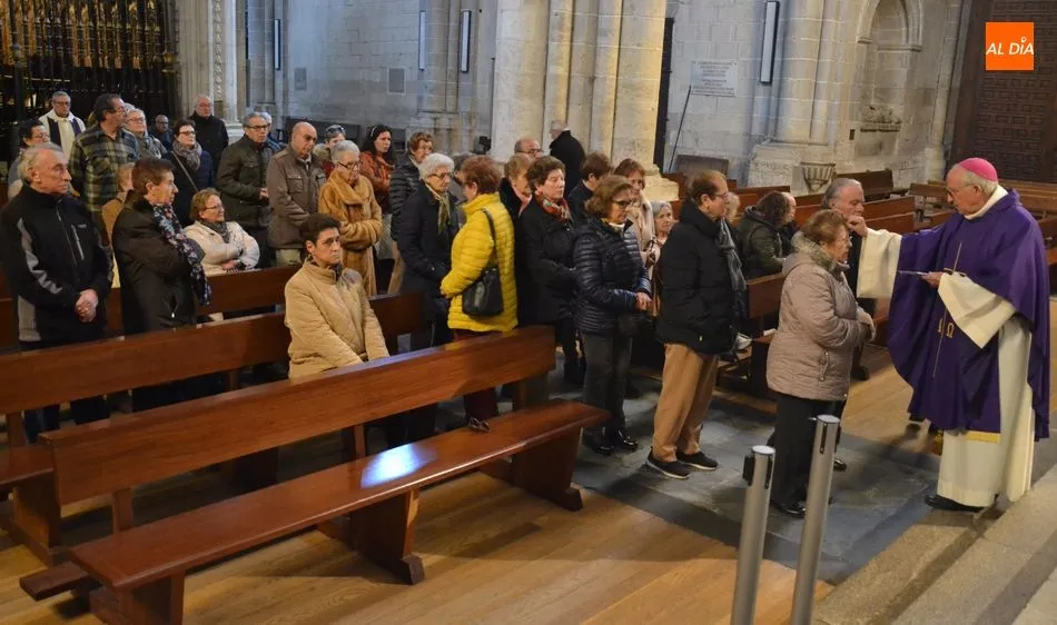Foto 5 - Jes&uacute;s Garc&iacute;a Burillo impone la ceniza en la Catedral a los fieles mirobrigenses  