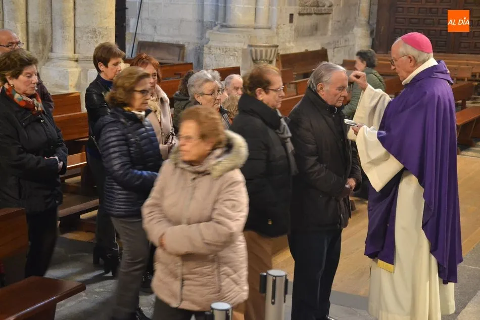 Foto 4 - Jes&uacute;s Garc&iacute;a Burillo impone la ceniza en la Catedral a los fieles mirobrigenses  