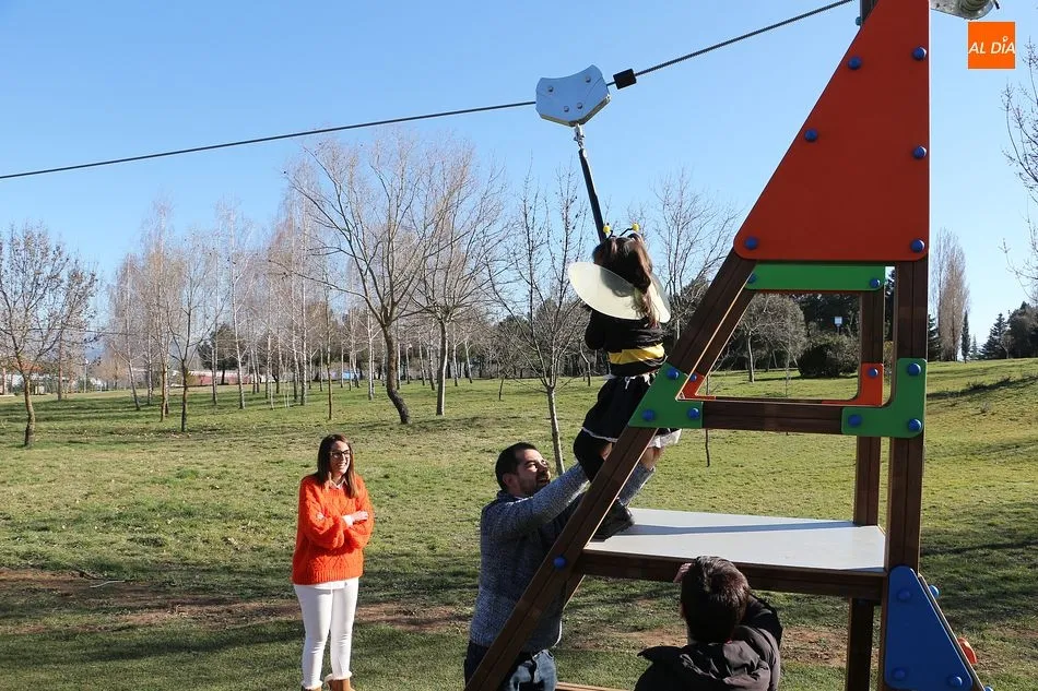 Foto 3 - El parque de La Dehesa estrena una tirolina infantil