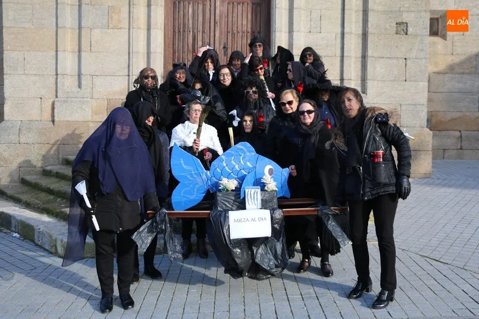 Las mujeres de Mieza despiden el Carnaval con un ‘sentido’ entierro de la sardina  