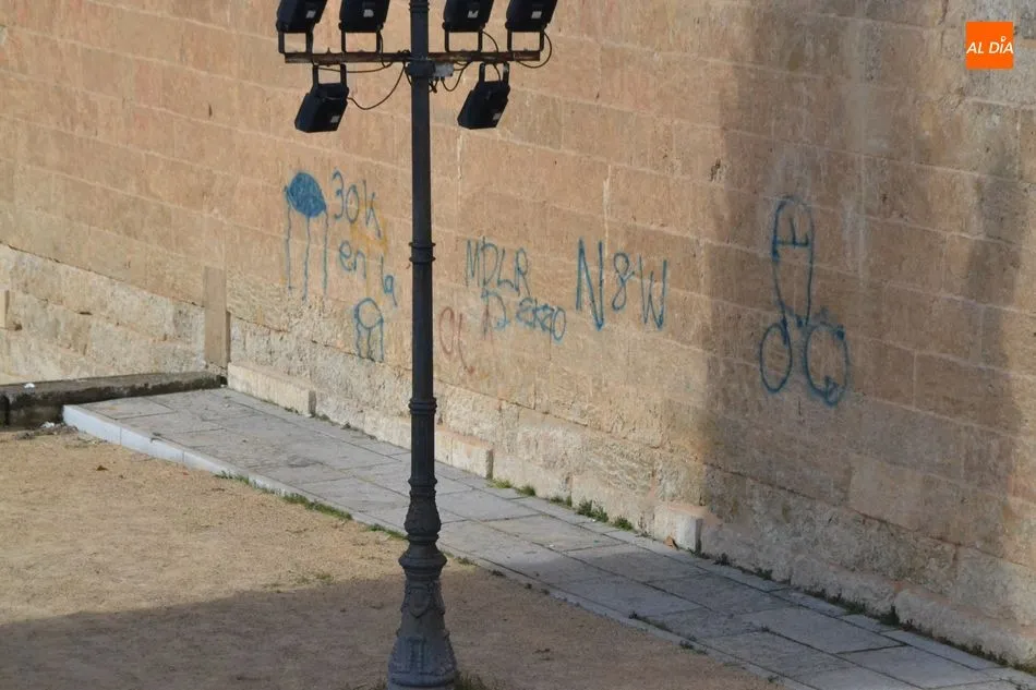 Foto 4 - La Catedral sufre un lamentable ataque grafitero  