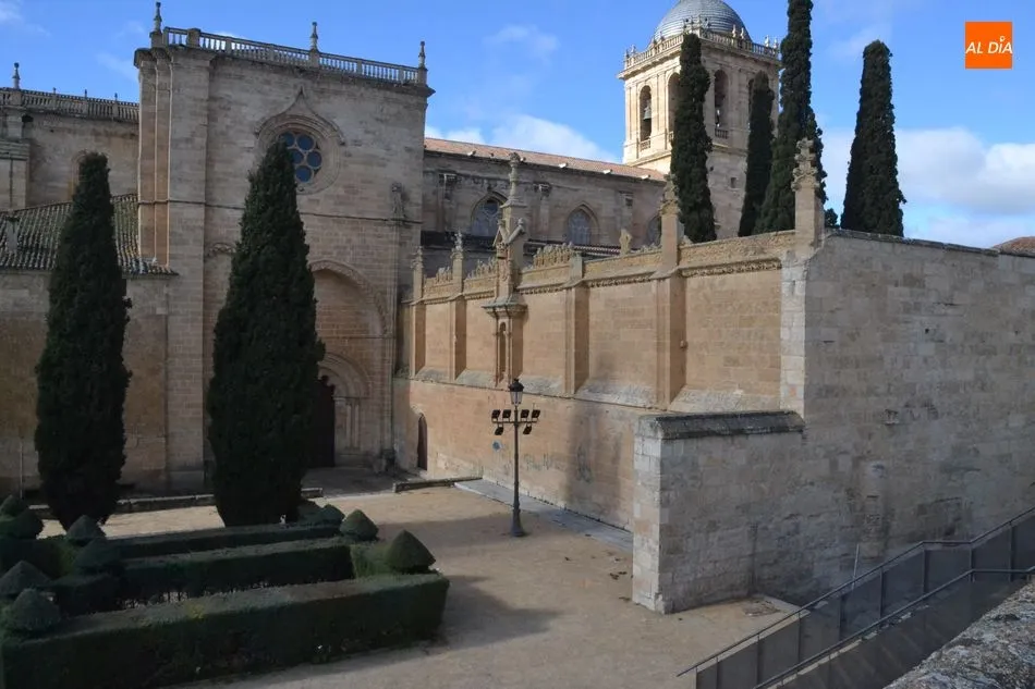 Foto 3 - La Catedral sufre un lamentable ataque grafitero  