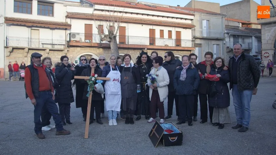El alcalde de la localidad, Julián Martín (d), acompañaba a los vecinos en esta despedida del Carnaval / MARIBEL SÁNCHEZ