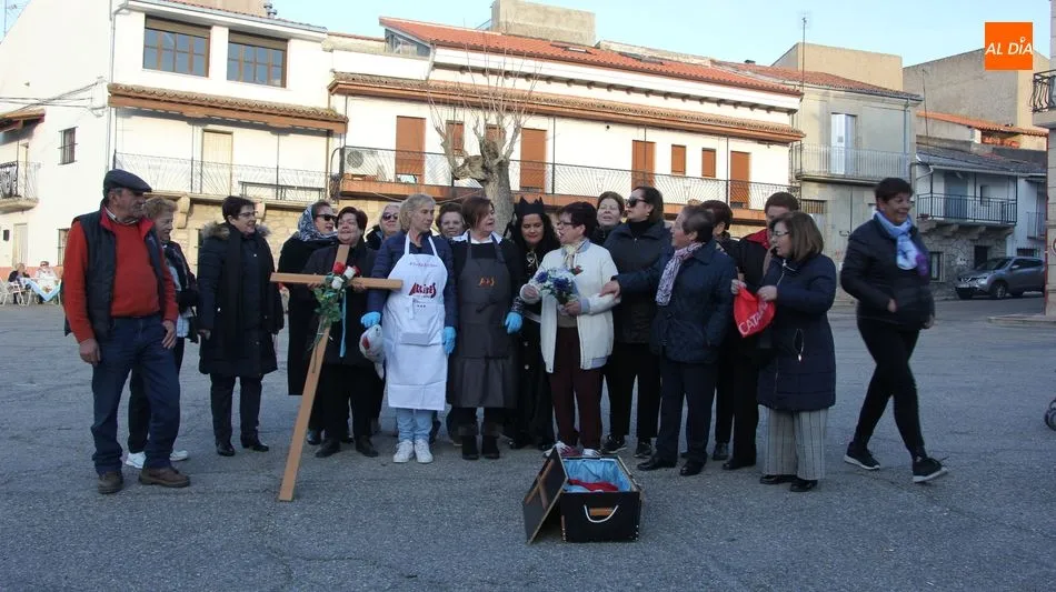 Foto 8 - El entierro de la sardina pone el fin al Carnaval en Villarino de los Aires  