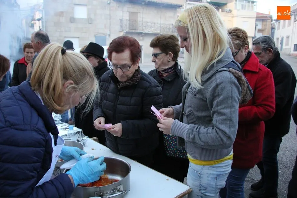 Foto 6 - El entierro de la sardina pone el fin al Carnaval en Villarino de los Aires  