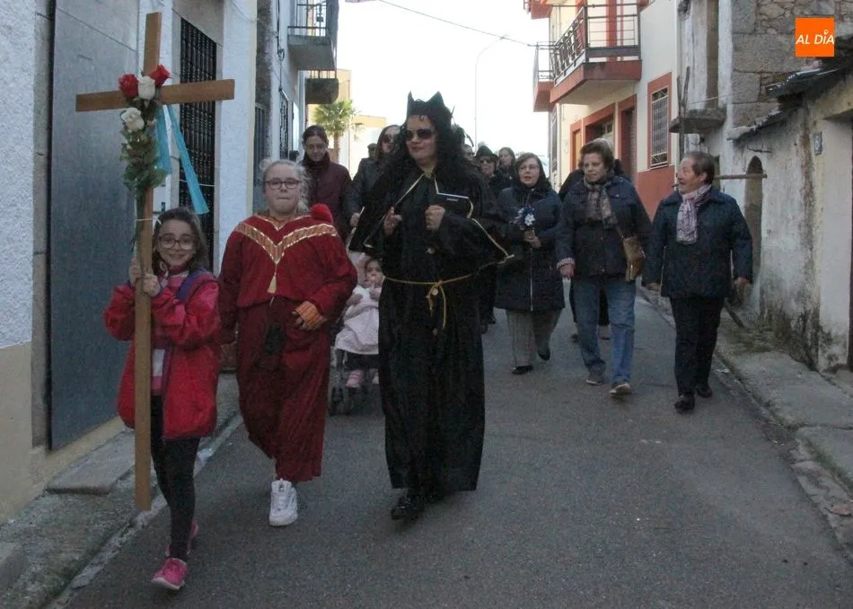 Foto 9 - El entierro de la sardina pone el fin al Carnaval en Villarino de los Aires  
