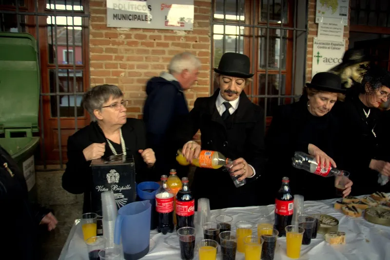 Foto 10 - Lamentos, oraciones y largas colas para despedir al Carnaval en Pe&ntilde;aranda con el &lsquo;Entierro de la ...