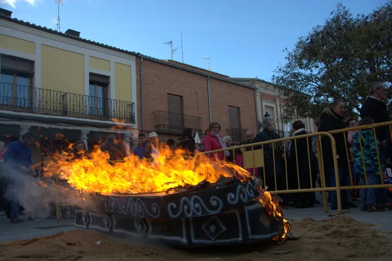 Foto 9 - Lamentos, oraciones y largas colas para despedir al Carnaval en Pe&ntilde;aranda con el &lsquo;Entierro de la ...