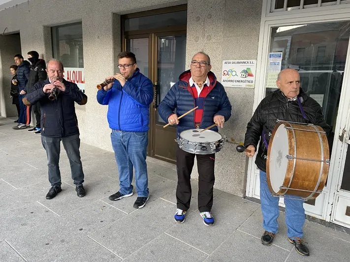 Foto 7 - Lamentos, oraciones y largas colas para despedir al Carnaval en Pe&ntilde;aranda con el &lsquo;Entierro de la ...