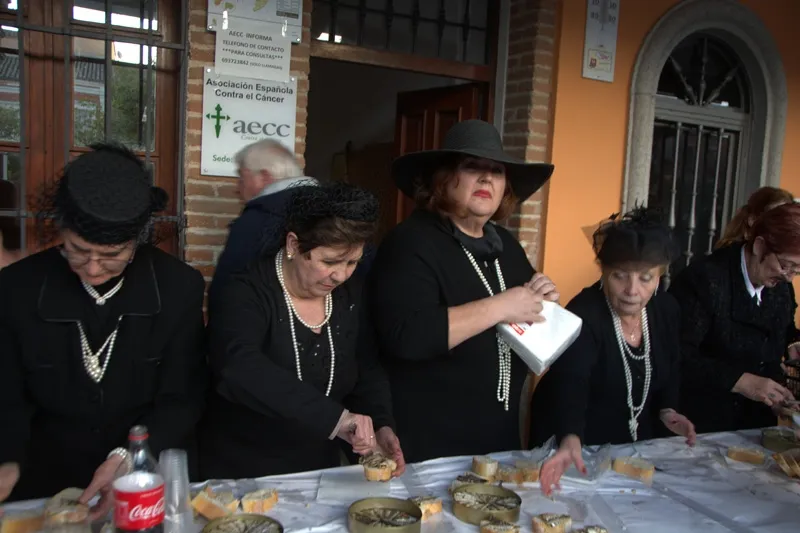 Foto 5 - Lamentos, oraciones y largas colas para despedir al Carnaval en Pe&ntilde;aranda con el &lsquo;Entierro de la ...