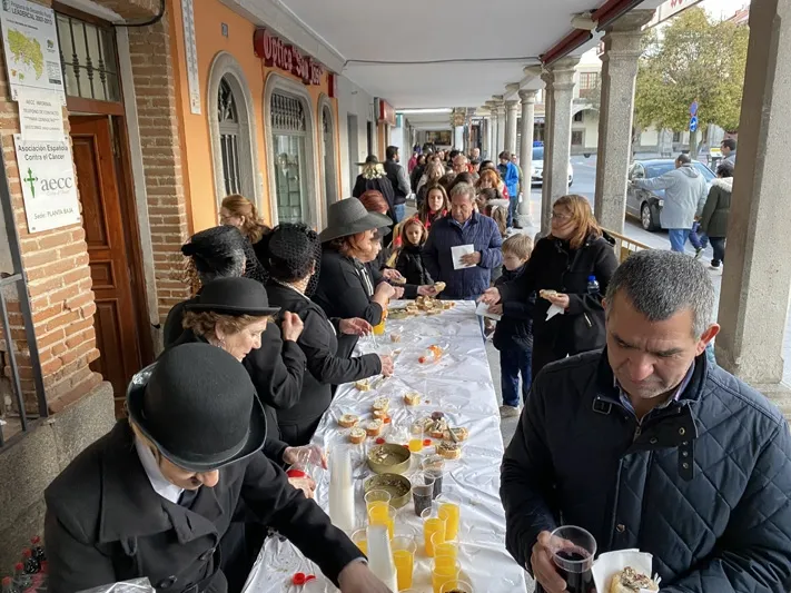 Foto 4 - Lamentos, oraciones y largas colas para despedir al Carnaval en Pe&ntilde;aranda con el &lsquo;Entierro de la ...