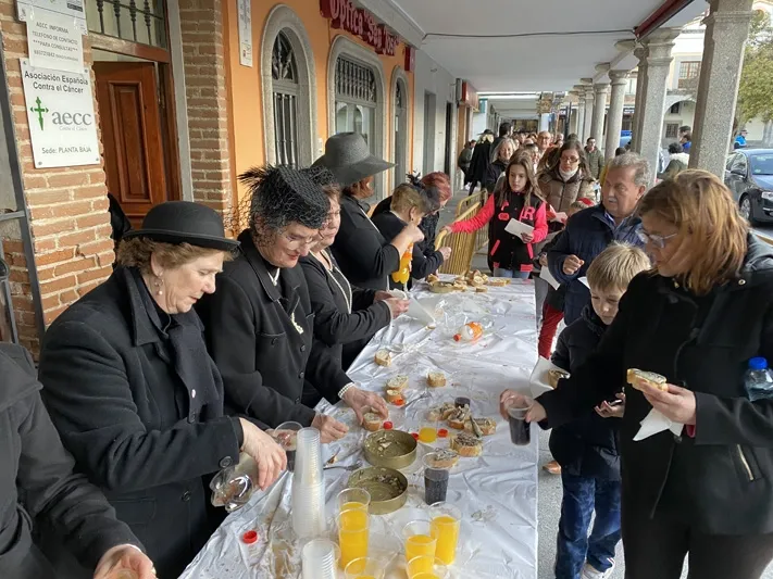 Foto 2 - Lamentos, oraciones y largas colas para despedir al Carnaval en Pe&ntilde;aranda con el &lsquo;Entierro de la ...