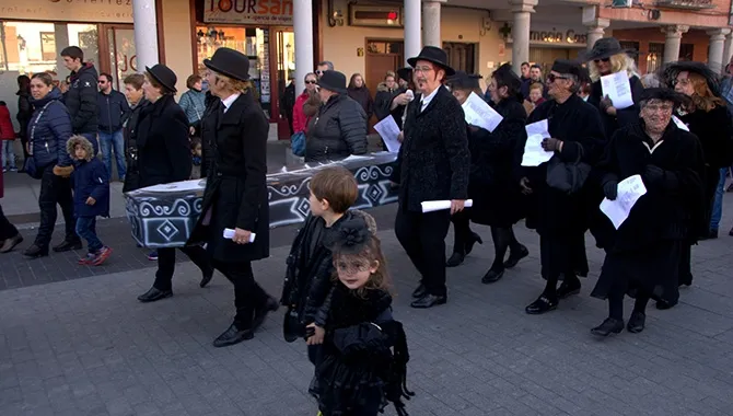 Las plazas de España y Constitución acogían el tradicional Entierro de la Sardina