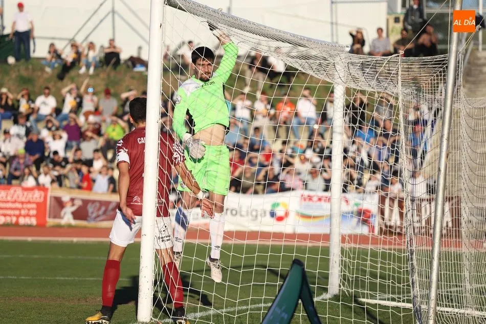 Sotres toca el larguero en un momento del derbi con Unionistas