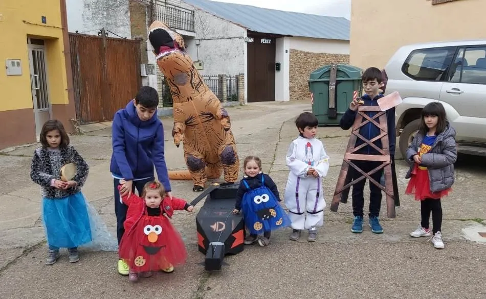 Los niños de Morasverdes realizan un pasacalles carnavalero  