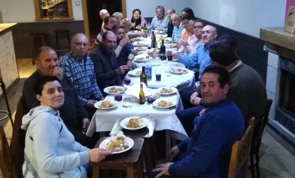 Vecinos de Diosleguarde se reúnen para degustar el tradicional escabeche  