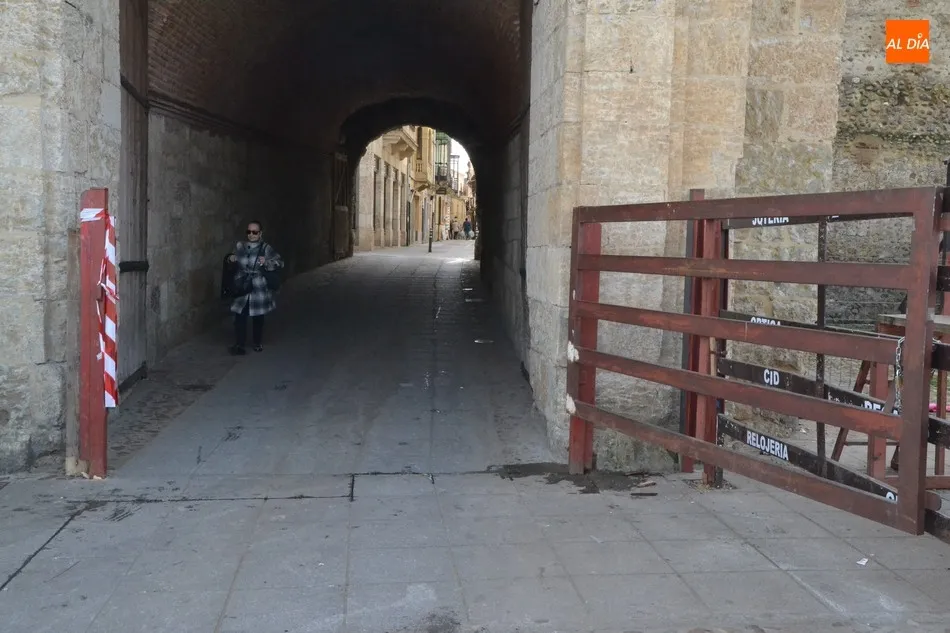 Instalada una puerta en la bóveda de la Puerta del Conde para la capea del Domingo de Piñata  