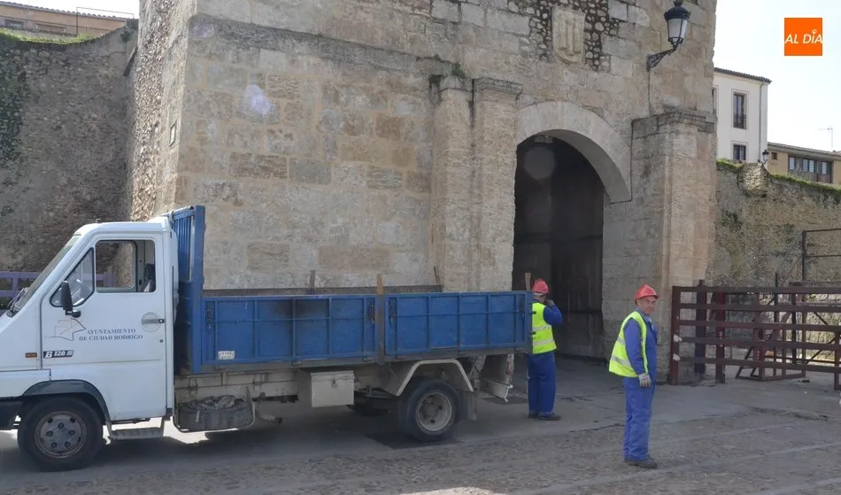 Foto 3 - Instalada una puerta en la b&oacute;veda de la Puerta del Conde para la capea del Domingo de Pi&ntilde;ata  