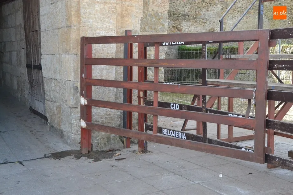 Foto 2 - Instalada una puerta en la b&oacute;veda de la Puerta del Conde para la capea del Domingo de Pi&ntilde;ata  