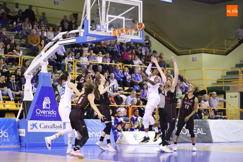 Foto 8 - El Perfumer&iacute;as Avenida no pasa apuros para borrar del mapa al Spartak y meterse en cuartos (92-61)