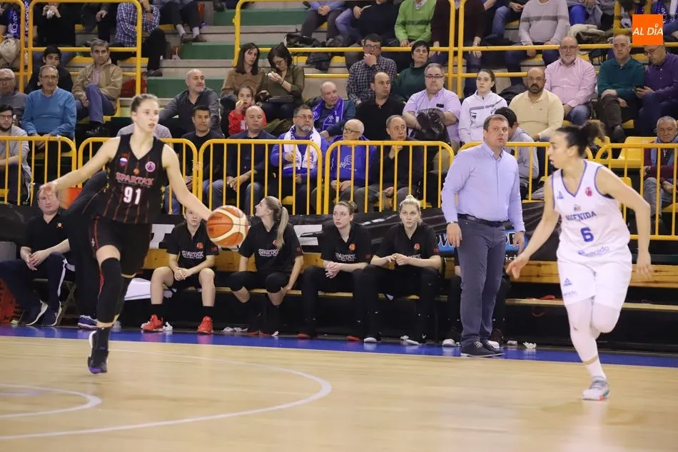 Foto 6 - El Perfumer&iacute;as Avenida no pasa apuros para borrar del mapa al Spartak y meterse en cuartos (92-61)