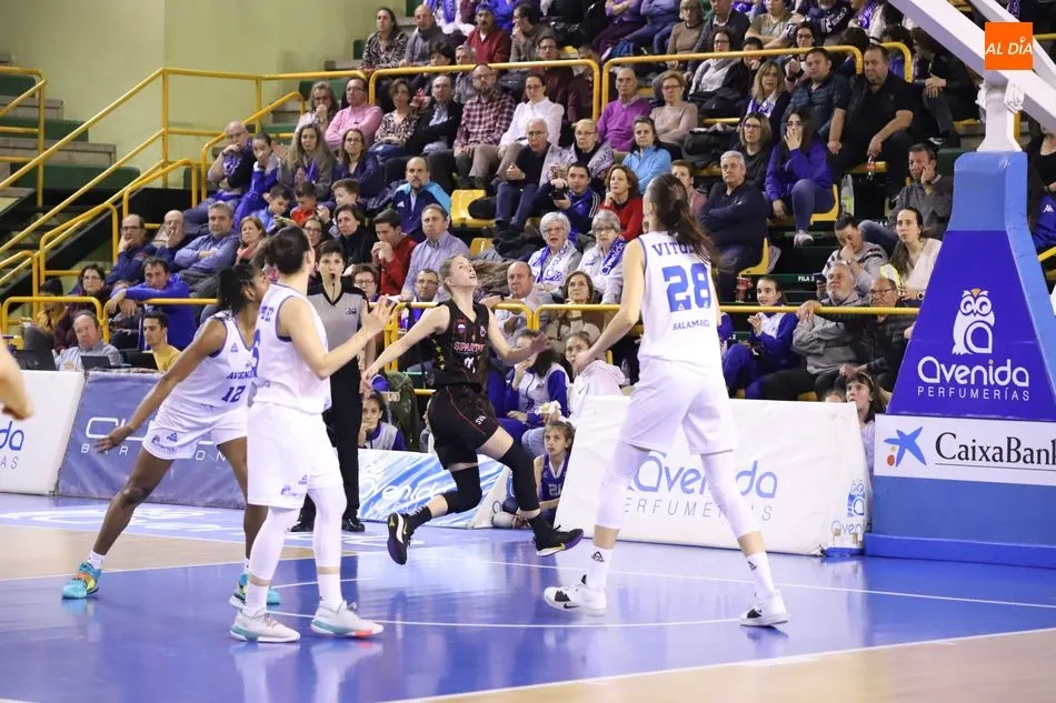 Foto 5 - El Perfumer&iacute;as Avenida no pasa apuros para borrar del mapa al Spartak y meterse en cuartos (92-61)