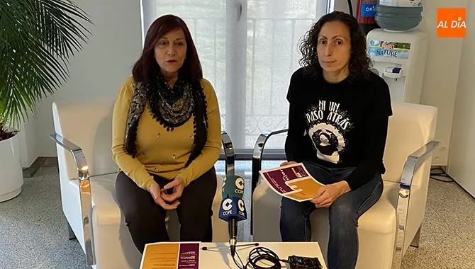 La alcaldesa Carmen Ávila y la concejal Pilar García presentaban el programa del Día Internacional de la Mujer