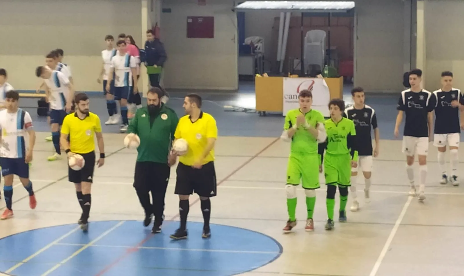 Foto 9 - El III Juvenil sali&oacute; victorioso de su duelo carnavalero con una tremenda fiesta en las gradas  