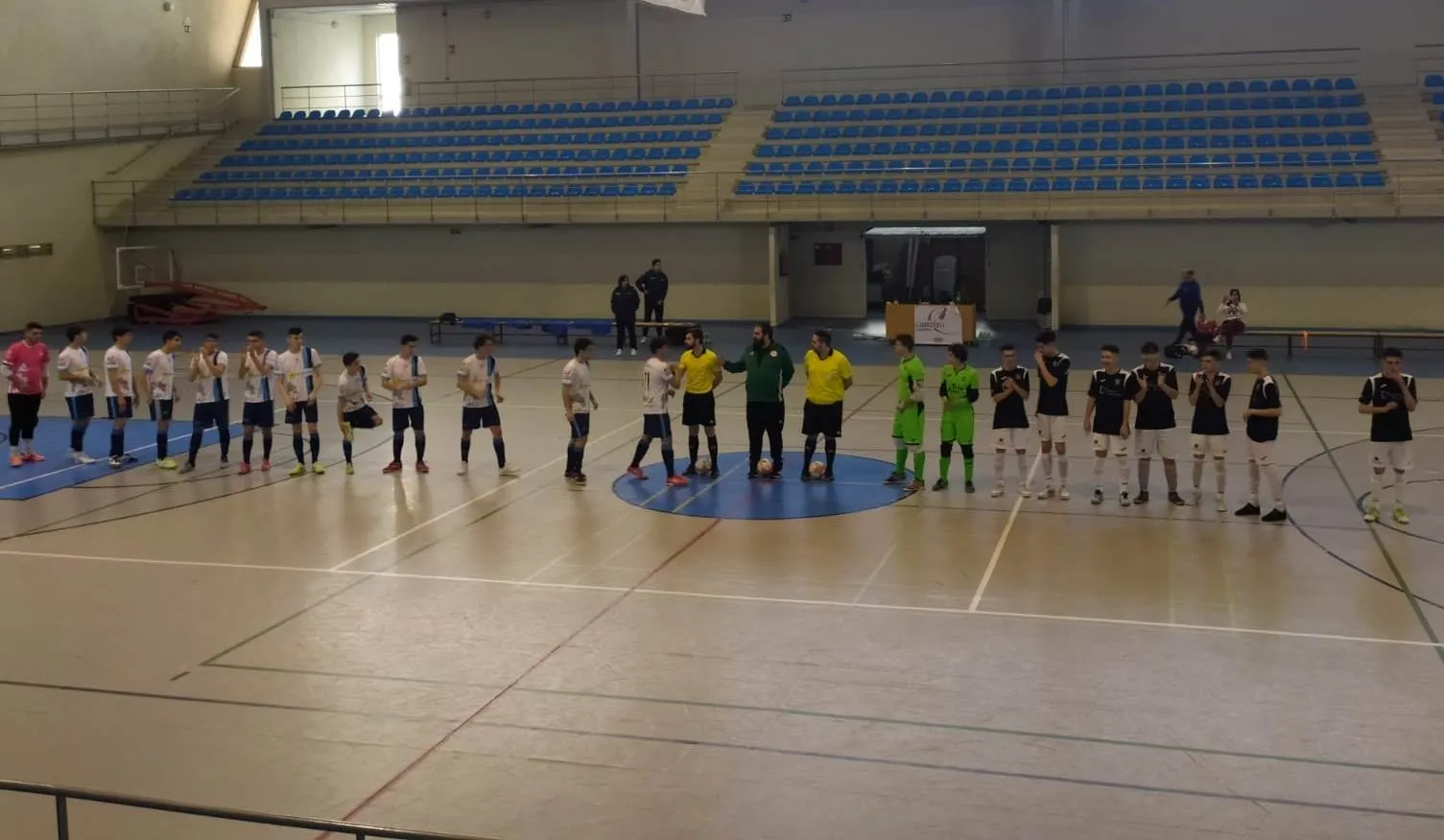 Foto 7 - El III Juvenil sali&oacute; victorioso de su duelo carnavalero con una tremenda fiesta en las gradas  