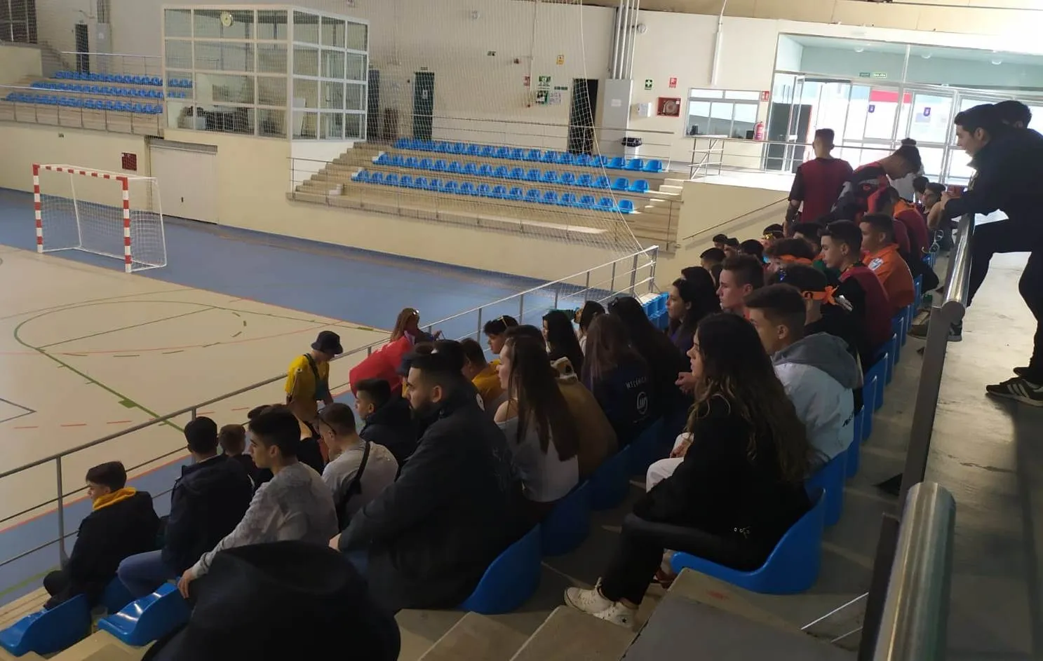 Foto 3 - El III Juvenil sali&oacute; victorioso de su duelo carnavalero con una tremenda fiesta en las gradas  