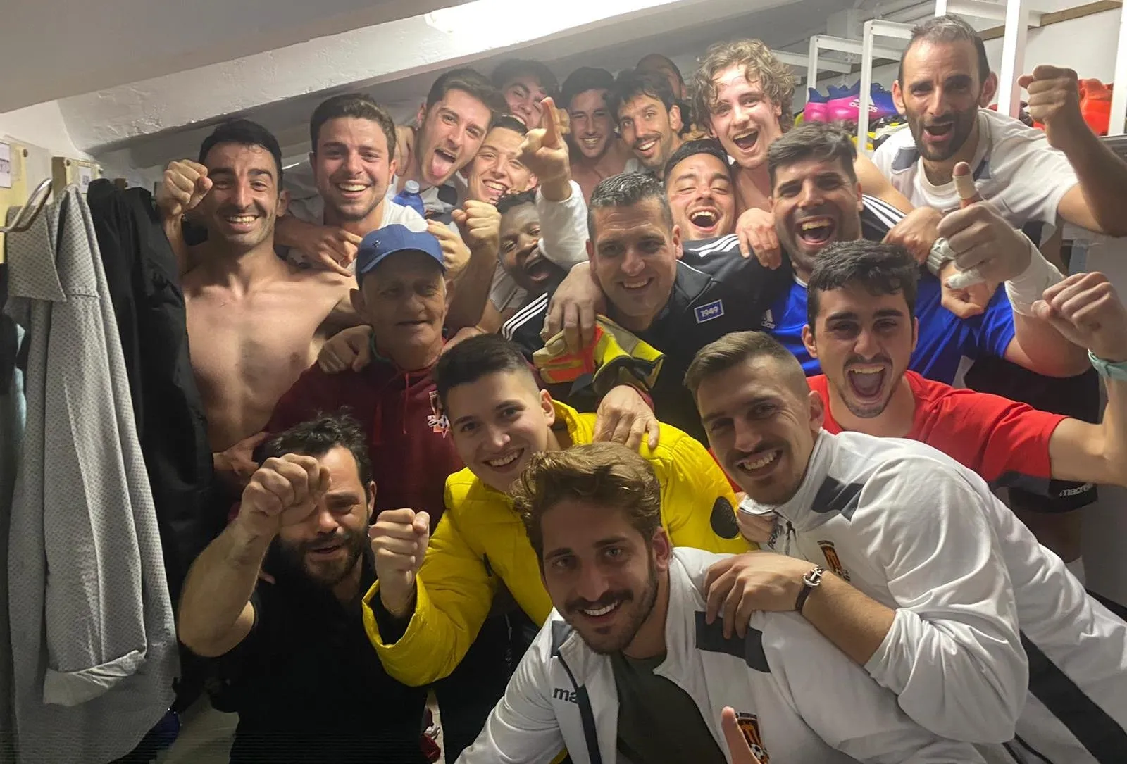 Foto 3 - El Ciudad Rodrigo Senior triunf&oacute; en el derby de Carnaval ante el Hergar con una gran 2&ordf; parte  