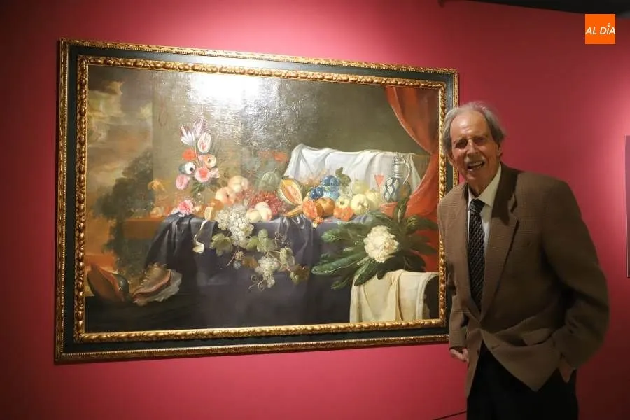 El coleccionista y mecenas Hans Rudolf Gerstenmaier, junto a uno de los cuadros de esta muestra en la Casa Lis. Foto de Lydia González